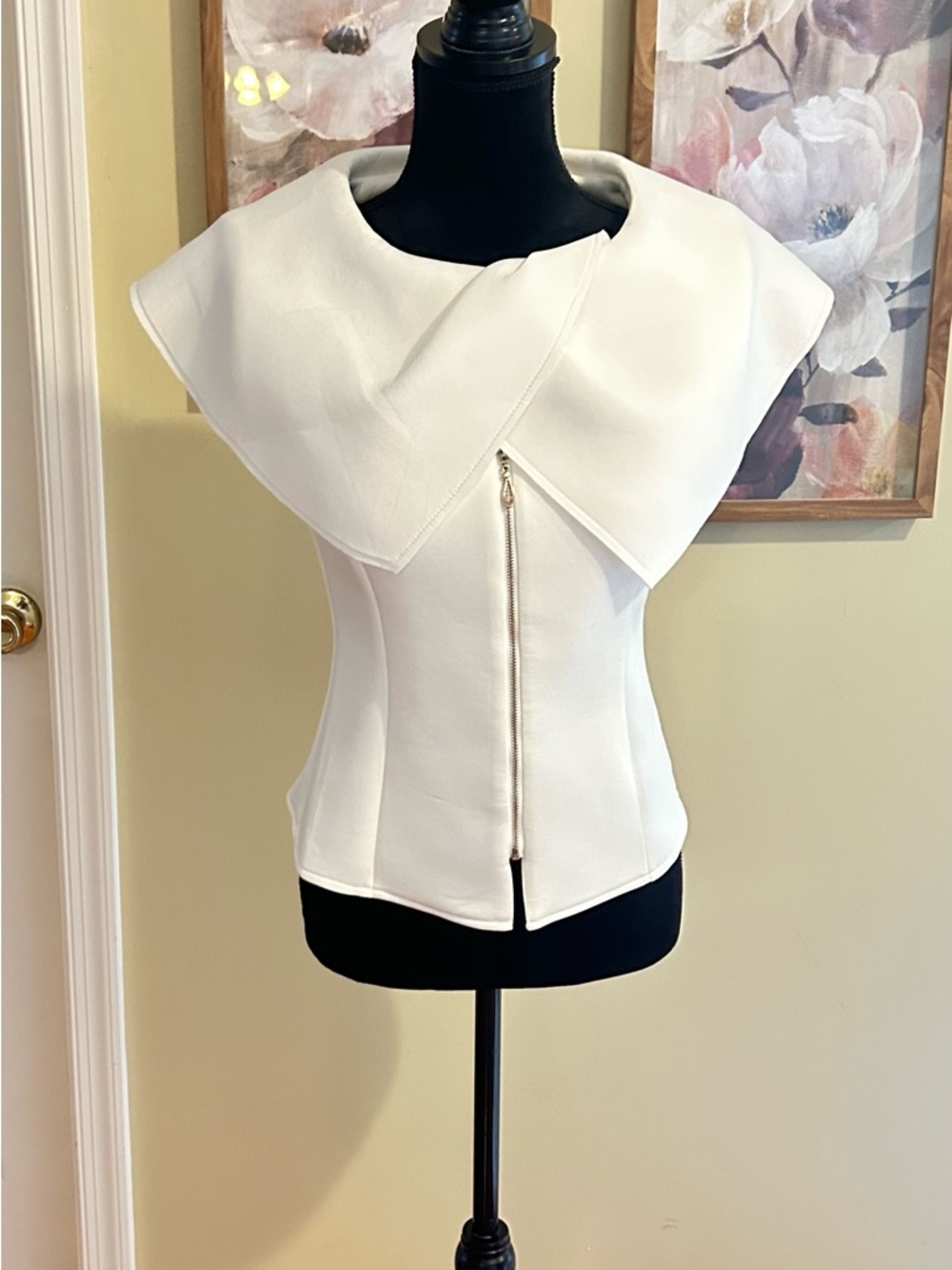 Gracia Off White Structured Zip-Front Top with Dramatic Collar